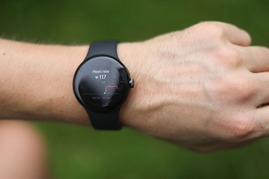 Man sieht die Herzfrequenz auf der Google Pixel Watch.